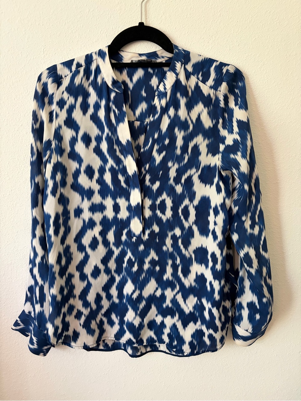 100% Silk Vince Blue White Ikat Print Blouse Size 2 Long Sleeve